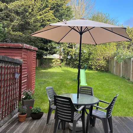 Sleeps 6 Three Bed Modern House Near Dcu And Airport Private Parking *