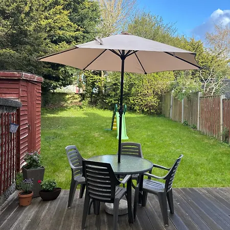Sleeps 6 Three Bed Modern House Near Dcu And Airport Private Parking