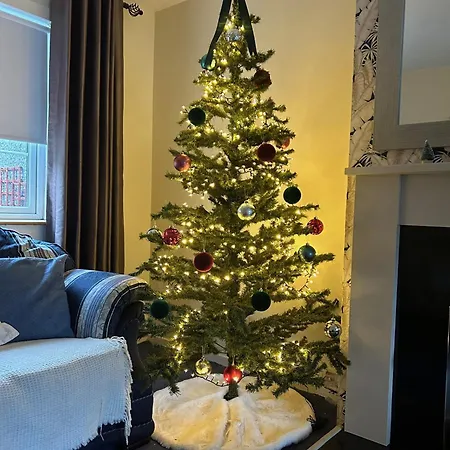Sleeps 6 Three Bed Modern House Near Dcu And Airport Private Parking *
