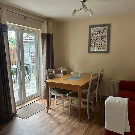 Sleeps 6 Three Bed Modern House Near Dcu And Airport Private Parking *