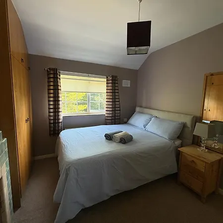 Sleeps 6 Three Bed Modern House Near Dcu And Airport Private Parking